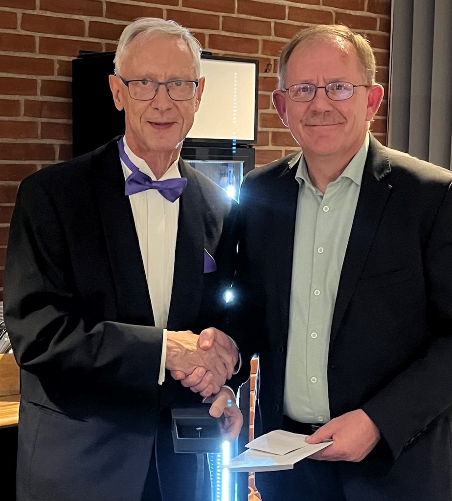 Torben Lund hædret med DASU’s hæderstegn i guld.
(Foto: Bjarne Andersen)